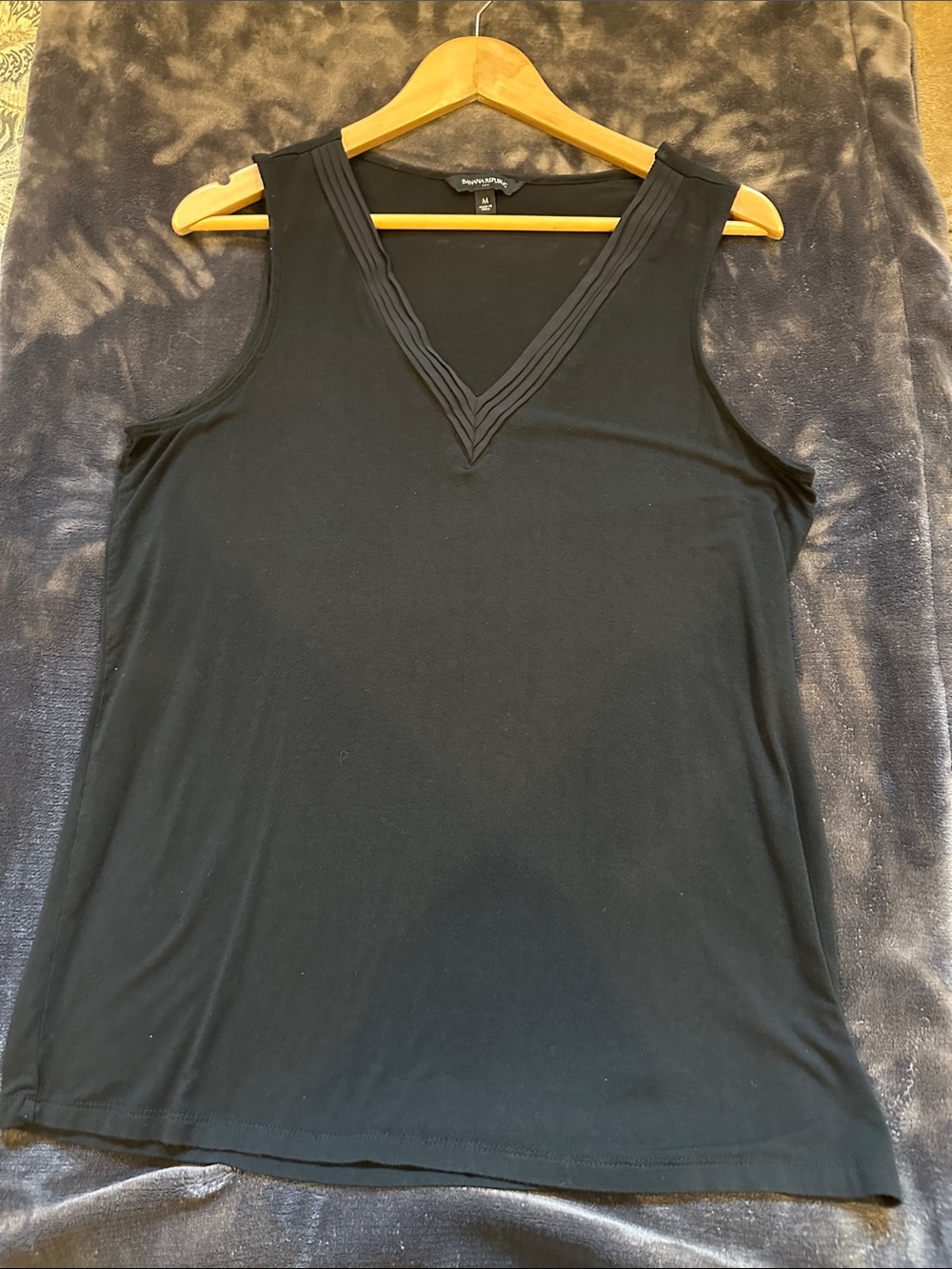 Banana Republic Factory Black V-Neck Sleeveless Tank Top